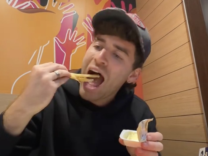Bule Inggris Cicip Menu Unik McD di Jepang, Ada Burger 10/10!