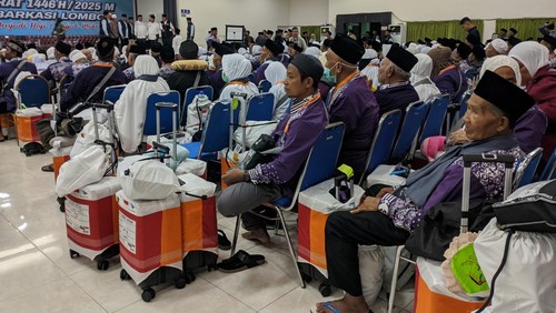 Calon haji kloter pertama Embarkasi Lombok saat hendak berangkat ke Tanah Suci, Kamis (1/5/2025) malam.