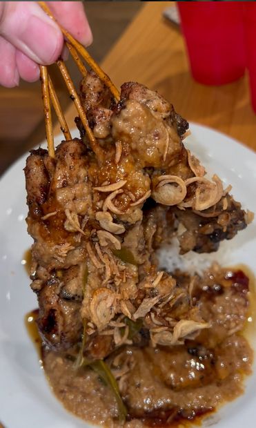 Cicip Makanan di Resto Indonesia di Dallas, Pria Ini Langsung Ketagihan!