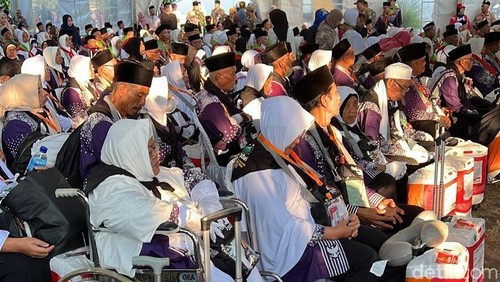 Ratusan jemaah calon haji (JCH) asal Lombok Tengah pada kloter 02 yang dijadwalkan masuk Asrama Haji Kota Mataram, Jumat (2/5/2025). Foto: (Edi Suryansyah/detikBali)