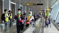 Layanan ini memudahkan jemaah karena proses pemeriksaan dokumen keimigrasian dilakukan langsung oleh petugas Arab Saudi di lokasi bandara.