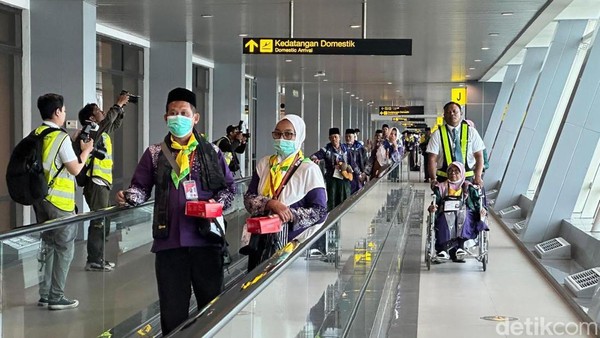 Calon Jemaah Haji Kloter Pertama Jatim Berangkat dari Bandara Juanda