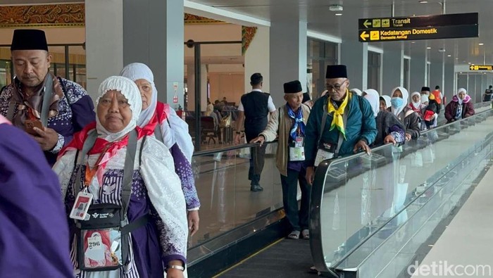 CJH kloter pertama Jatim berangkat ke tanah suci