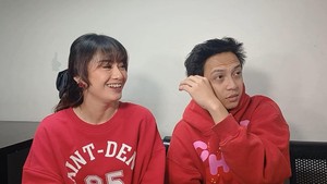 Saat ditemui awak media di Studio Trans TV, mereka kompak mengenakan jaket berwarna merah pada Kamis (1/5/2025).