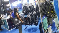 Sejumlah pengunjung melihat pameran DXI (Deep and Extreme Indonesia) 2025 di Hall B, Jakarta International Convention Center (JICC), Jumat (2/5/2025).
