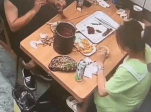 Demi Makanan Gratis, 5 Orang Ini Sengaja Masukkan Rambut ke Makanan