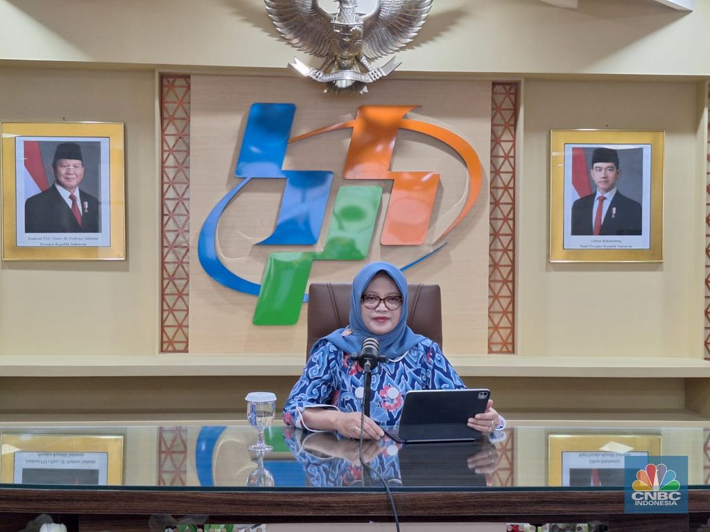 Deputi Statistik Bidang Distribusi dan Jasa Badan Pusat Statistik (BPS) Pudji Ismartini saat konferensi pers di Kantor Pusat BPS, Jakarta, Jumat (2/5/2025). (CNBC Indonesia/Arrijal Rachman)