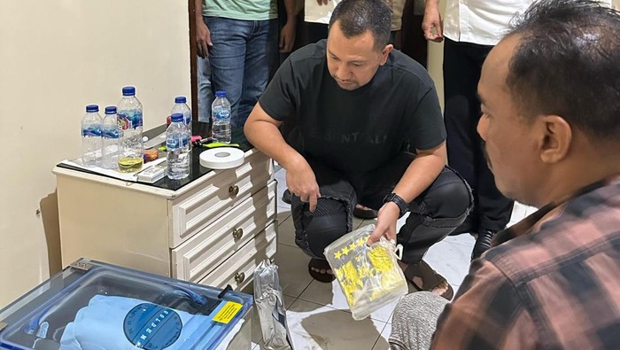 Dirresnarkoba Polda Sumut Kombes Jean Calvijn Simanjuntak saat menggerebek rumah pengemasan sabu di Komplek Tasbih Medan. (Foto: Dok. Polda Sumut).