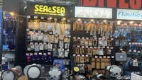 Teruntuk peralatan diving, di sini traveler bisa menemukan ragam kacamata renang, baju renang, wetsuit, aneka aksesoris diving, hingga mesin kapal lho. Harganya mulai dari ratusan ribu hingga jutaan.