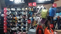 Traveler bisa memilih ragam peralatan diving dan snorkeling dengan harga yang bervariasi juga. Serta juga banyak peralatan pendukung yang dijual dengan harga menarik selama event.