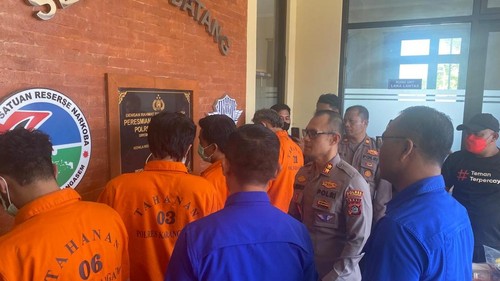 Empat pemakai dan pengedar narkoba berbaju tahanan dan dihadirkan dalam konferensi pers di Mapolres Karangasem, umat (2/5/2025). (Selamat Juniasa/detikBali)