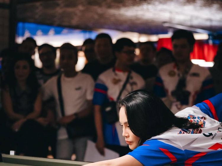 Potret Erika Carlina Main Biliar Bareng Efren Reyes