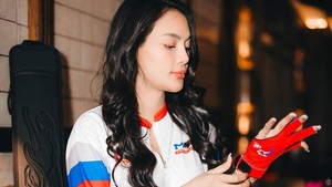 Ini adalah momen yang sulit dilupakan oleh Erika Carlina karena bisa bermain biliar langsung bersama legendanya. Foto: Instagram Erika Carlina