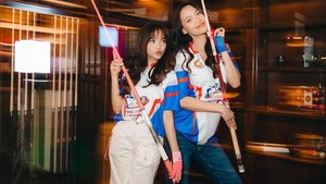 Pada kesempatan itu, Erika Karlina ditemani oleh Fuji, sahabatnya. Foto: Instagram Erika Carlina