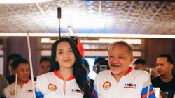 Potret Erika Carlina Main Biliar Bareng Efren Reyes