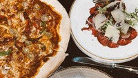 Di restoran yang tak diketahui namanya itu, Eriska tampak memesan berbagai hidangan. Di antaranya ada salad, steak, hingga pizza. Foto: Instagram @eriskanakesya