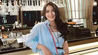 Gaya Eriska Nakesya mode jadi anak nongkrong nih. Foto: Instagram @eriskanakesya