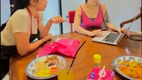 Eriska juga sempat mengunggah momen bersama temannya sambil meeting. Momen meeting itu juga dilakukan saat makan siang. Foto: Instagram @eriskanakesya