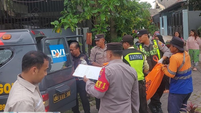 Evakuasi jenazah ibu tewas tertabrak KA di Bojonegoro