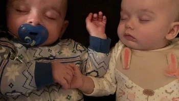 Bayi kembar ini tidur dengan saling menggenggam tangan. Foto: via BrightSide