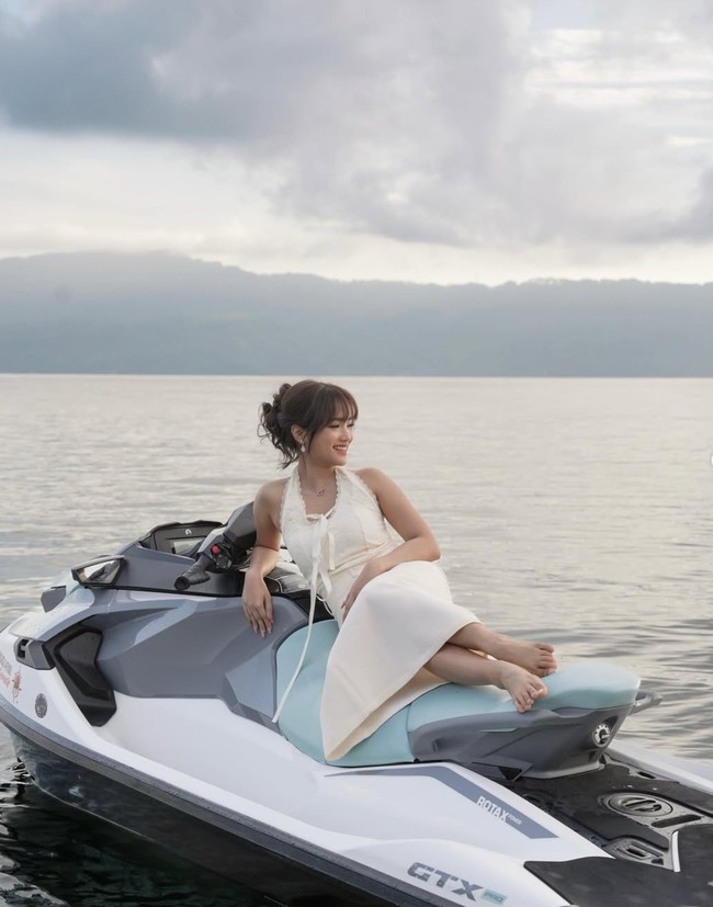 Melalui akun Instagram pribadinya Fuji membagikan keseruannya saat berkunjung ke Danau Toba. Tak mau menyia-nyiakan kesempatan saat berada di sana, Fuji juga menjalani pemotretan di atas jetski. Foto: Instagram/@fuji_an