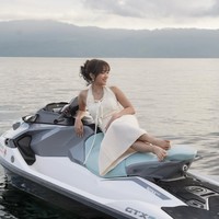 Melalui akun Instagram pribadinya Fuji membagikan keseruannya saat berkunjung ke Danau Toba. Tak mau menyia-nyiakan kesempatan saat berada di sana, Fuji juga menjalani pemotretan di atas jetski. Foto: Instagram/@fuji_an