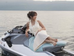 7 Gaya Fuji Pemotretan di Jetski Pakai Dress Putih, Curi Atensi