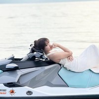 Penampilan Fuji pemotretan di atas jetski sambil kenakan dress putih itu pun banjir pujian netizen. cantikkkkk polll, tulis salah satu komentar. Ti cantik banget, tambah netizen lain. Foto: Instagram/@fuji_an