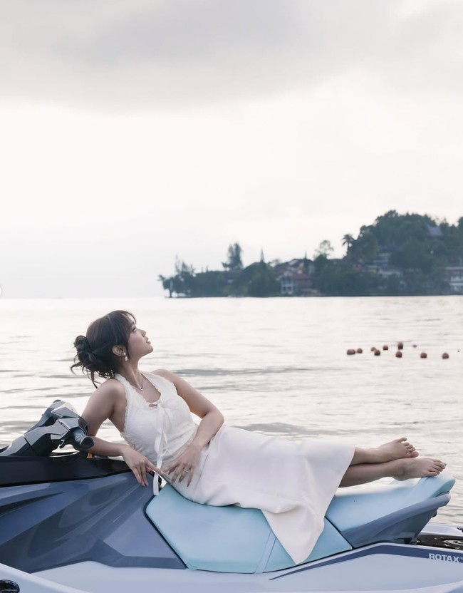 Dress dengan model halter neck yang dipercantik dengan pita pada bagian dadanya itu membuat penampilan Fuji tampak anggun. Mempercantik penampilannya, Fuji juga mengenakan beberapa aksesori seperti anting, kalung, dan cincin. Foto: Instagram/@fuji_an