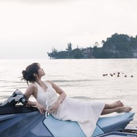 Dress dengan model halter neck yang dipercantik dengan pita pada bagian dadanya itu membuat penampilan Fuji tampak anggun. Mempercantik penampilannya, Fuji juga mengenakan beberapa aksesori seperti anting, kalung, dan cincin. Foto: Instagram/@fuji_an