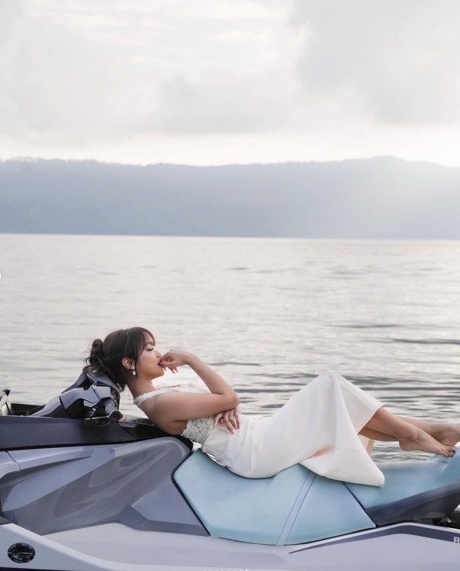 Penampilannya juga kian menawan dengan gaya rambut messy bun dan poni andalannya.  Foto: Instagram/@fuji_an