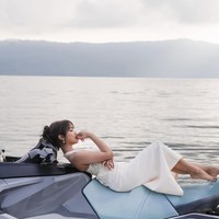 Penampilannya juga kian menawan dengan gaya rambut messy bun dan poni andalannya.  Foto: Instagram/@fuji_an