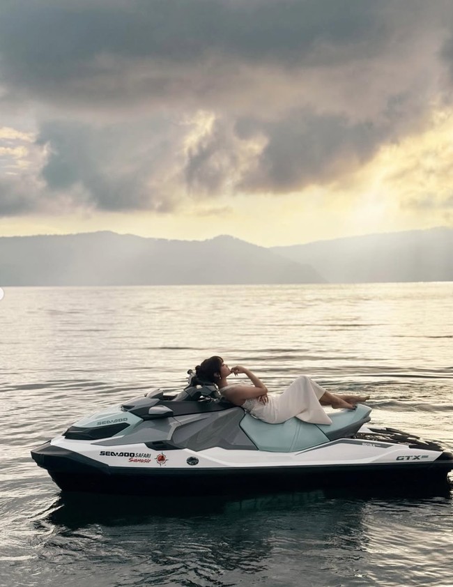 Fuji tampak begitu tenang menikmati keindahan sunset dan suasana di sana dari atas jetski yang dinaikinya. Foto: Instagram/@fuji_an