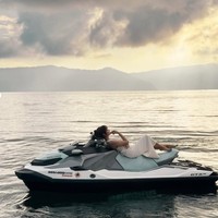 Fuji tampak begitu tenang menikmati keindahan sunset dan suasana di sana dari atas jetski yang dinaikinya. Foto: Instagram/@fuji_an