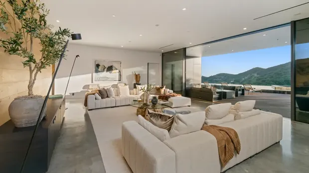 Gene Simmons jual rumahnya yang ada di Beverly Hills