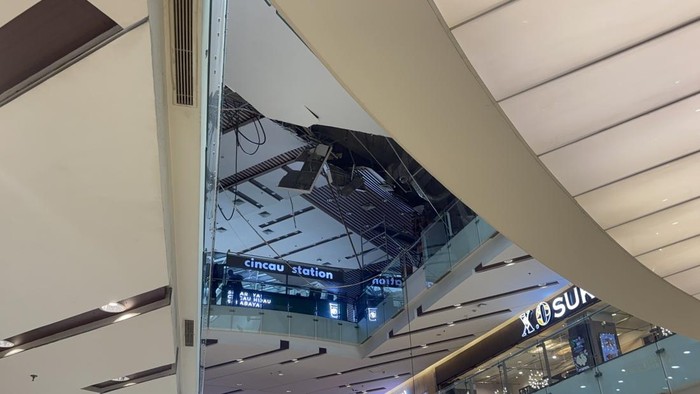 Penampakan atap food court di lantai 4 Grand City Mall Surabaya yang ambrol