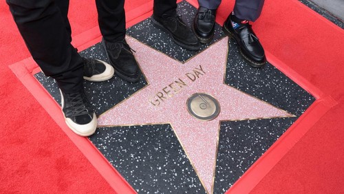 Billie Joe Armstrong, Mike Dirnt and Tre Cool from rock band Green Day pose on the day they unveil their star on the Hollywood Walk of Fame in Los Angeles, California, U.S., May 1, 2025. REUTERS/Mario Anzuoni      TPX IMAGES OF THE DAY