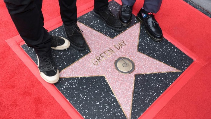 Billie Joe Armstrong, Mike Dirnt and Tre Cool from rock band Green Day pose on the day they unveil their star on the Hollywood Walk of Fame in Los Angeles, California, U.S., May 1, 2025. REUTERS/Mario Anzuoni      TPX IMAGES OF THE DAY