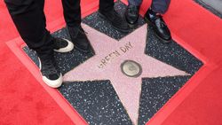 Green Day Dapat Bintang Penghormatan di Hollywood Walk of Fame Green Day Dapat Bintang Penghormatan di Hollywood Walk of Fame