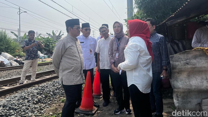 Gubernur DKI Jakarta Pramono Anung Wibowo memenuhi janji kampanye soal memasang tangki septik (septic tank) biopal di daerah Cideng, Jakarta Pusat. (B Belia/detikcom)