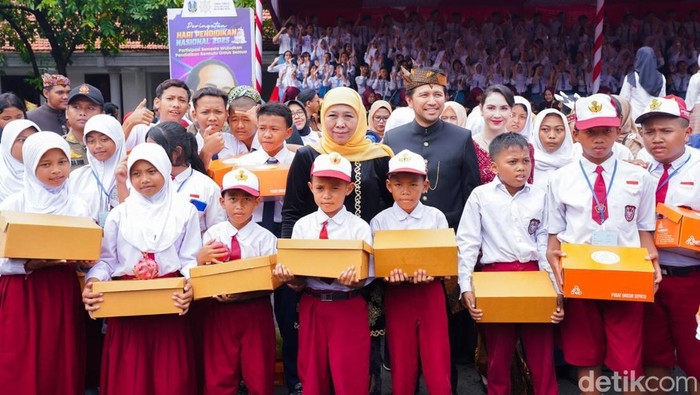 Gubernur Jatim Khofifah bersama Wagub Jatim Emil Dardak di Hari Pendidikan Nasional.