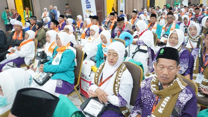 Gubernur Khofifah berangkatkan calon jemaah haji kloter pertama embarkasi Jatim