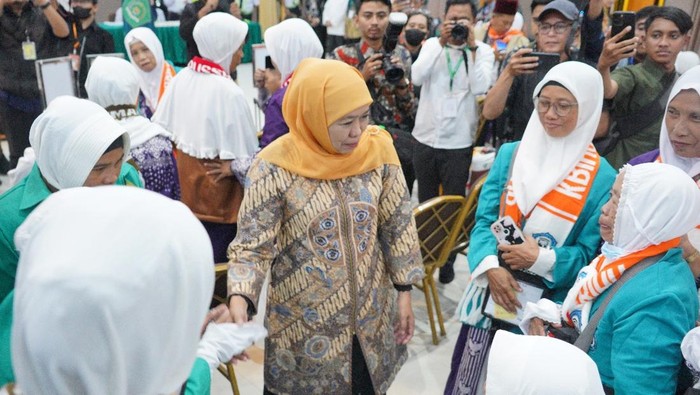 Gubernur Khofifah berangkatkan calon jemaah haji kloter pertama embarkasi Jatim