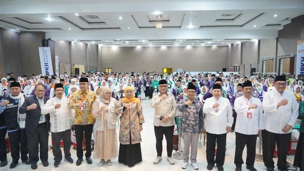 Gubernur Khofifah berangkatkan calon jemaah haji kloter pertama embarkasi Jatim