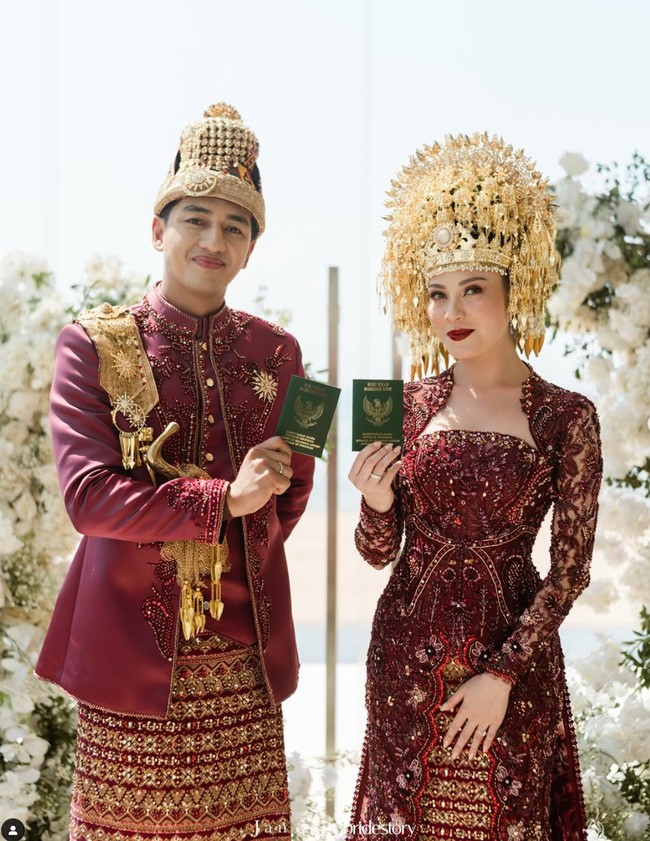 Pasangan artis Harris Vriza dan Haviza Devi Anjani baru saja melangsungkan pernikahan. Prosesi akad nikah digelar di Bali pada 2 Mei 2025 dengan mengusung adat Aceh. Foto: Bridestory