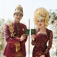 Pasangan artis Harris Vriza dan Haviza Devi Anjani baru saja melangsungkan pernikahan. Prosesi akad nikah digelar di Bali pada 2 Mei 2025 dengan mengusung adat Aceh. Foto: Bridestory