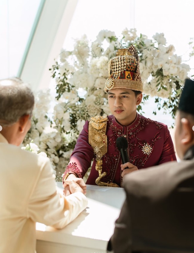 Acara berlangsung dengan lancar dan sakral dengan dekorasi bertema dreamy, simplicity, dan elegan yang dihiasi bunga serba putih. Bali sendiri dipilih karena merupakan tempat Harris melamar Haviza. Foto: Bridestory