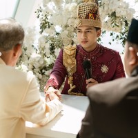 Acara berlangsung dengan lancar dan sakral dengan dekorasi bertema dreamy, simplicity, dan elegan yang dihiasi bunga serba putih. Bali sendiri dipilih karena merupakan tempat Harris melamar Haviza. Foto: Bridestory
