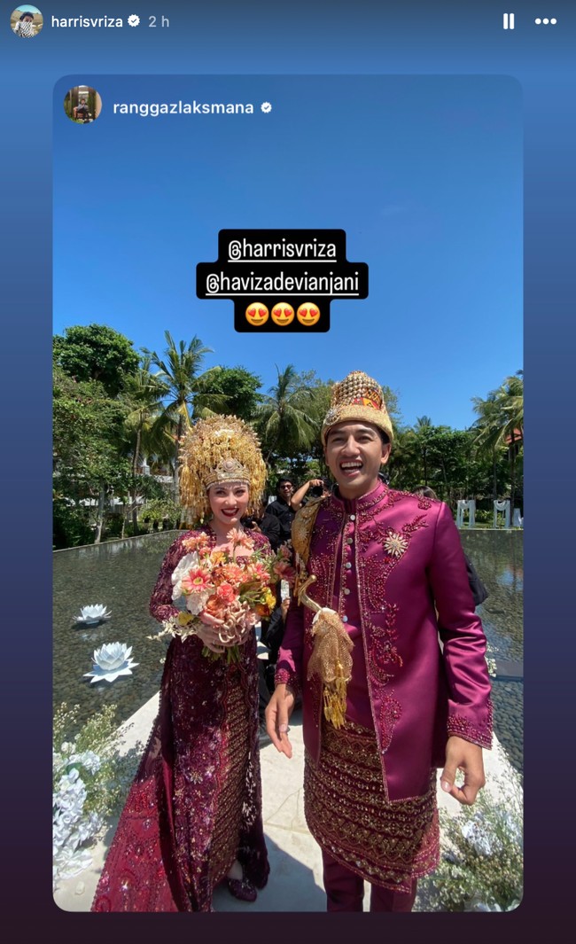 Haviza terlihat cantik kenakan busana pengantin Aceh lengkap dengan mahkota di kepalanya. Riasan wajahnya juga tampak bold dengan lipstik merah marun yang senada dengan busananya. Foto: Instagram/@harrisvriza