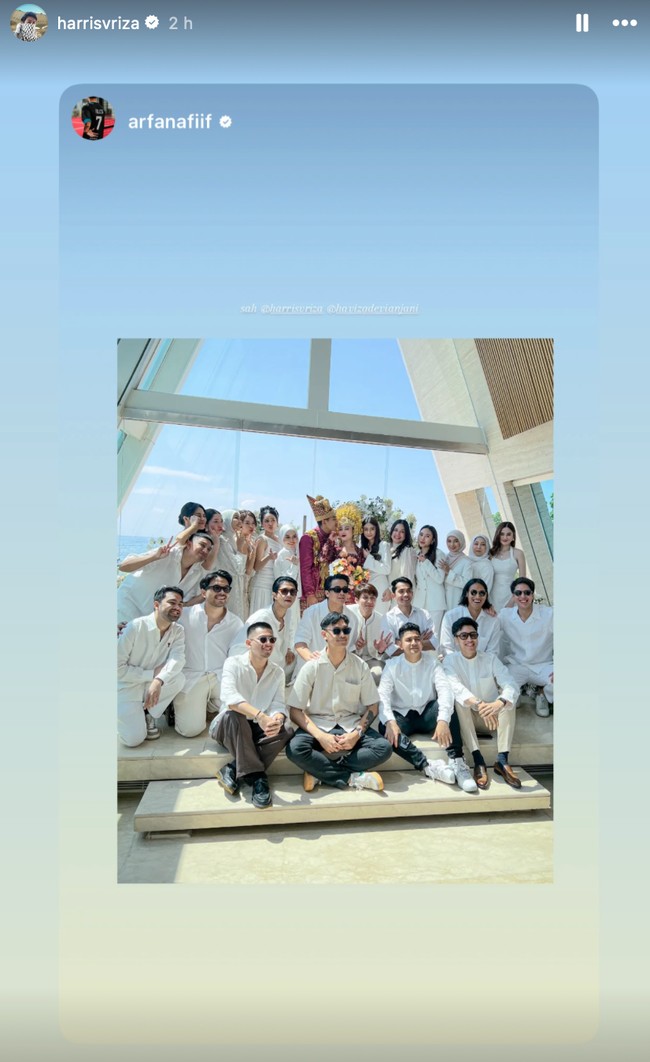 Tak hanya dekorasi, para tamu undangan juga terlihat kompak kenakan busana berwarna putih. Para rekan artis seperti Syifa Hadju, Lesti Kejora, dan Dara Arafah juga terlihat turut hadir. Foto: Instagram/@harrisvriza